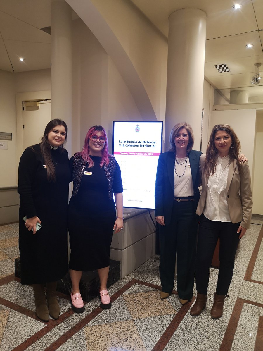 mariancaracuel's tweet photo. @AmparoValcarce1 @GoVillamandos @AndaluciaJunta @BlancaTorrent @ayuncordoba_es @jmbellidoroche @EjercitoTierra #MujeresEnSeguridadyDefensa
¡Gracias @Infodefensa por la invitacion!
#DefensaImporta https://t.co/MTGoT6n0VJ