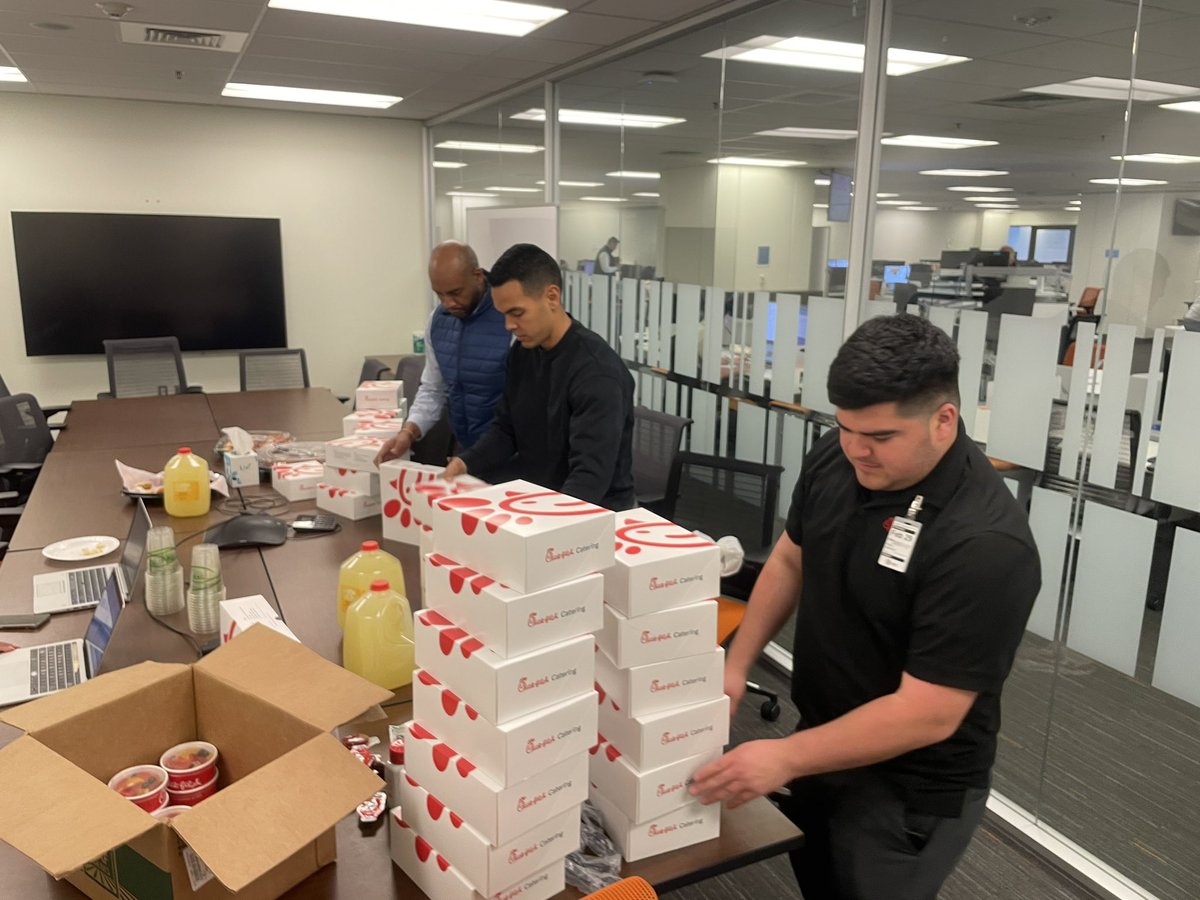 OfficialNTXBiz's tweet photo. Celebrating our North Texas Team during #EAW! 🥳
We believe that our team is the backbone of our success, and it's important to show our appreciation for all the hard work and dedication. So, what better way to celebrate than with some delicious food and treats!#EAW #NTX #OneNTX https://t.co/6EG7yPzt7l