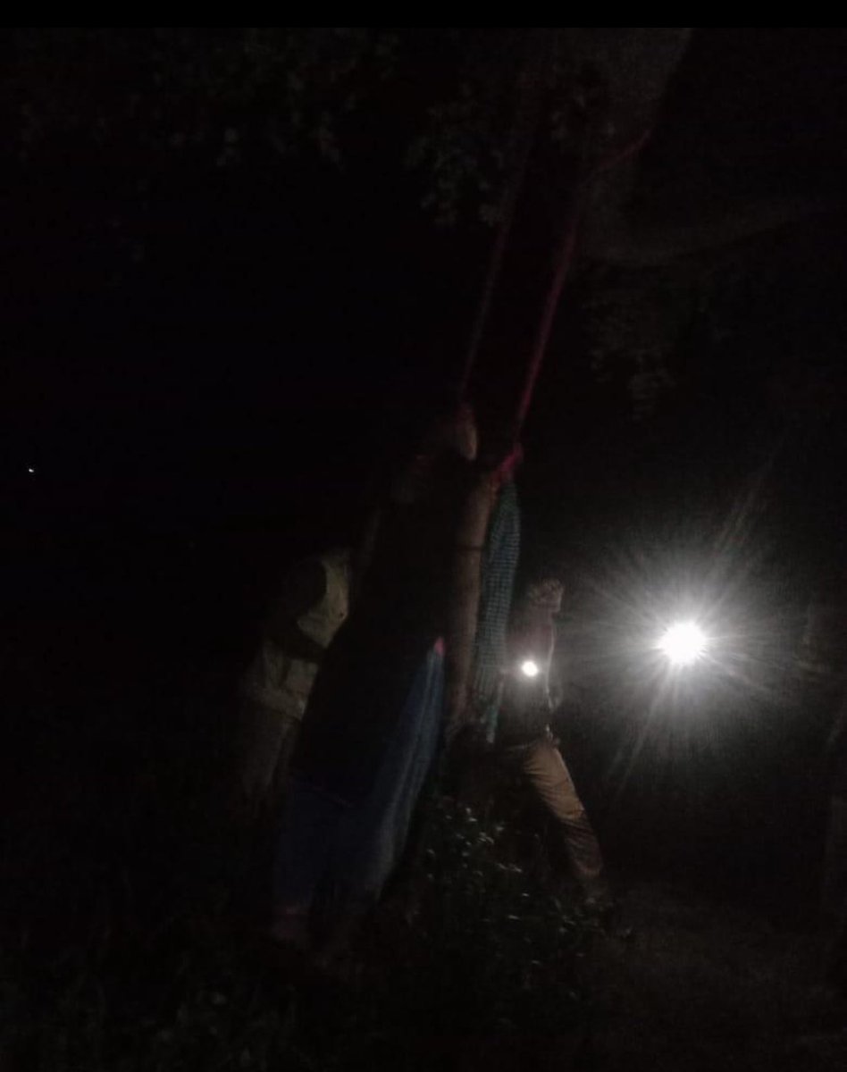 RaviRamveer's tweet photo. कानपुर की घटना मानवता को शर्मसार करने वाली है।

दो सगी बहिनों के शव पेड़ पर लटके मिले, गैंग रेप का आरोप।

रोंगटे खड़े कर देने वाली फ़ोटोज़।

उत्तर प्रदेश महिलाओं के लिए सबसे ज़्यादा असुरक्षित प्रदेश बन चुका है। https://t.co/eB5fc9sqXh