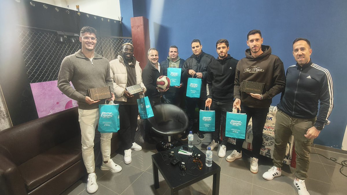 ¿Curiosidades? ¿Confesiones? Delicioso #LinaresGol previo al #LinaresSanluqueño con los futbolistas 
⚽️ <a href="/CasadoSamu/">Samu Casado Conde</a>
⚽️ <a href="/MarinAntonio5/">Antonio Marin</a>
⚽️ Jannick Buyla
⚽️ Verjaga
youtube.com/live/28El7DNmq…
Gracias a <a href="/GourmetCazorla/">Gourmet Cazorla</a> !!! 
Saludos a <a href="/Alfonso_1AS/">Alfonso</a> y <a href="/Ablavilches/">Antonio VILCHES</a>