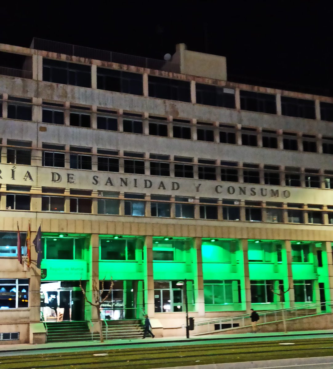 El edificio de la Consejería de Salud en Murcia se tiñe de verde hasta el domingo para dar visibilidad al #DiaMundialdelasEnfermedadesRaras #RareDiseaseDay2024 #SomosFEDER @Murciasalud