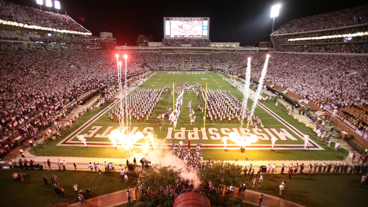 Stadium of the Night🌚 🏟️ Davis Wade stadium 📍 Mississippi State, Mississippi ✅ Capacity: 61,337 Home of @HailStateFB & 🐮🛎️CLANGA CLANGA CLANGA 🐮🛎️