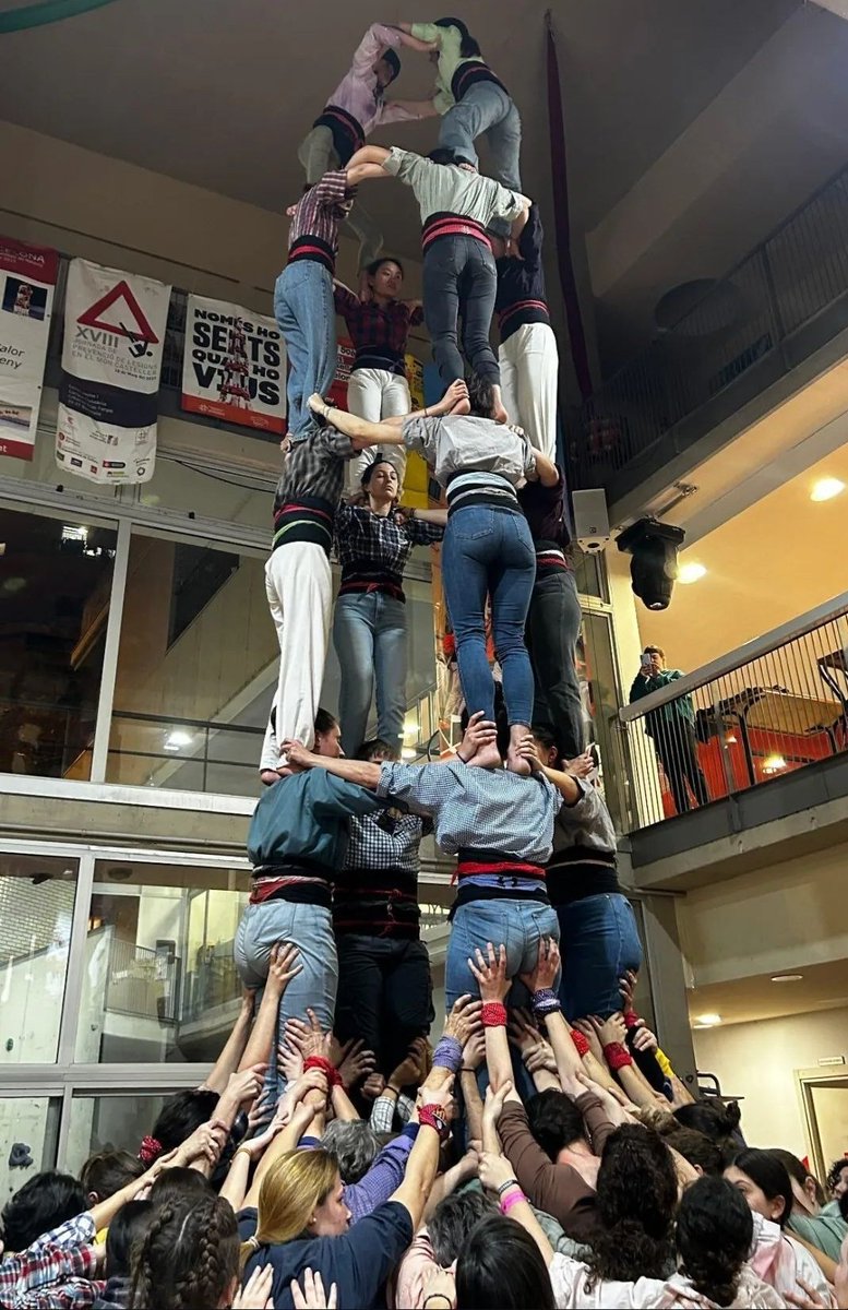ElisabetArenas's tweet photo. Que bonic ha estat compartir amb les dones de totes les colles de la ciutat assajos com el d'avui! #8demarç #castellsfemenins #castelleres https://t.co/PDXJPzGqUK