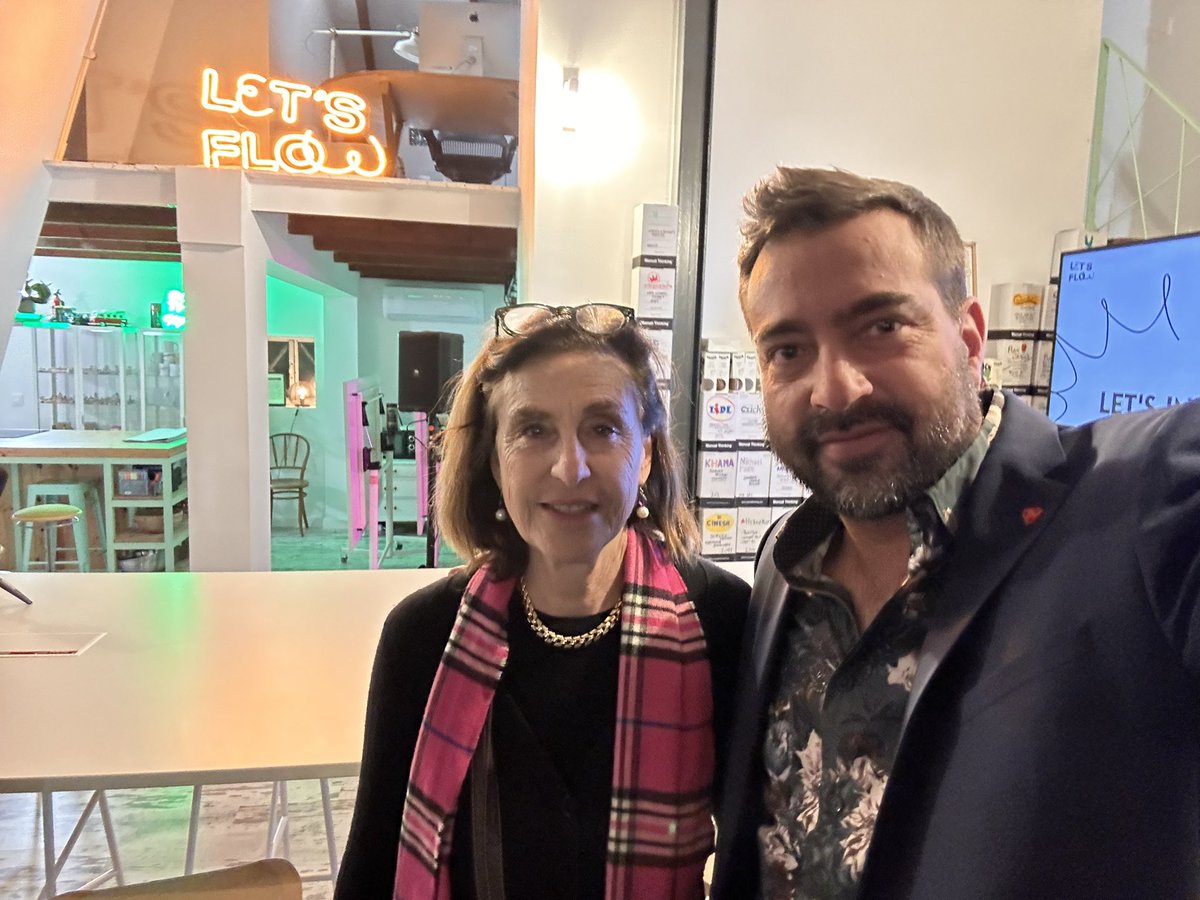 Dimas_Agudo's tweet photo. Cool meeting with Michelle Greenwald in  The house of design thinking https://t.co/ioWTVRUgxE https://t.co/yLMc2wG9pC