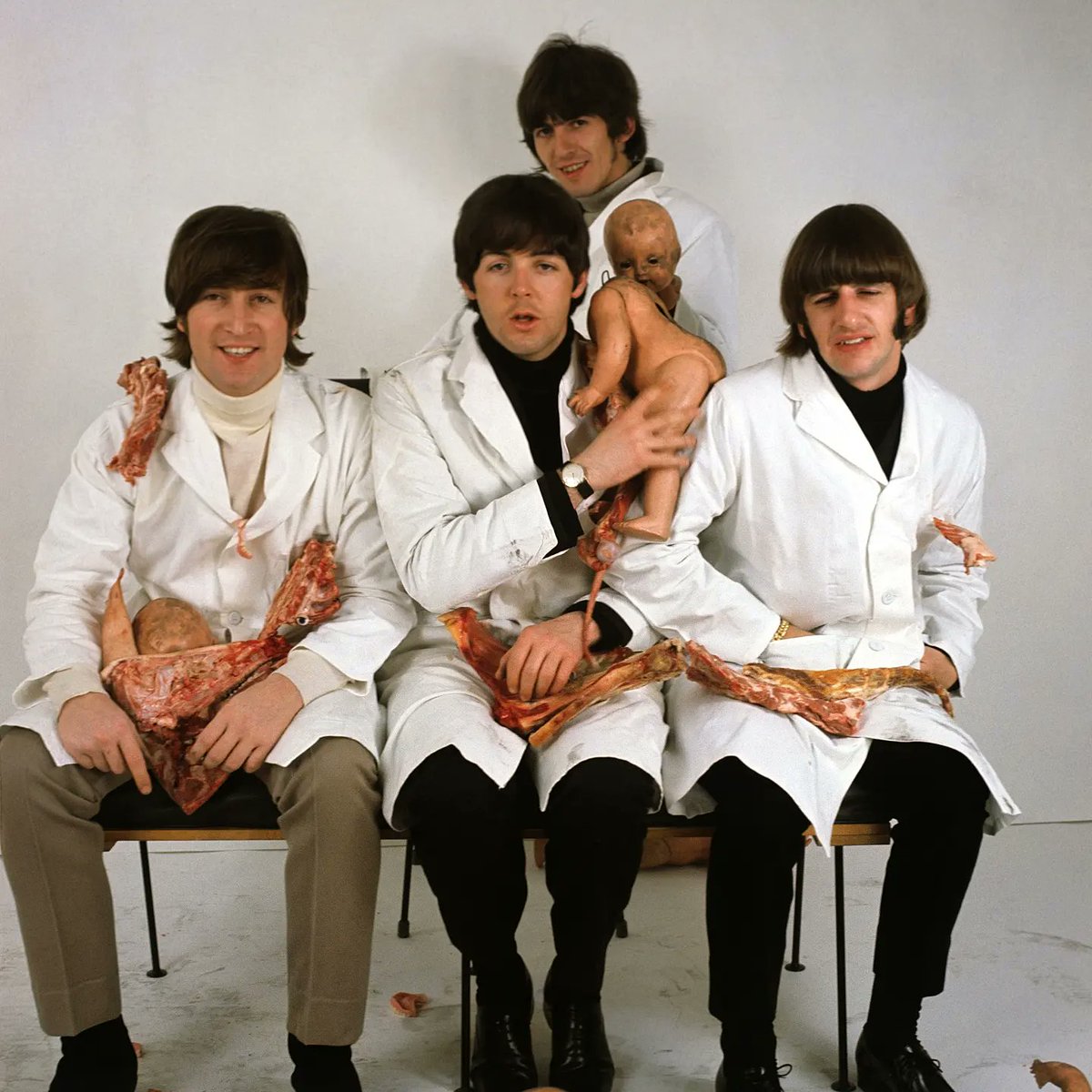 BeatlesSpain's tweet photo. 📷 Sesión del "carnicero"
💿 🇺🇸 'Yesterday... And Today"
👥 Robert Whitaker
📍 Chelsea
🗓 1966
#TheBeatles #RobertWhitaker #YesterdayAndToday #ButcherCover #Butcher #Carnicero #JohnLennon #PaulMcCartney #GeorgeHarrison #RingoStarr #60s #TheBeatlesRevolver #Revolver #Beatles https://t.co/5DYs7blnkP
