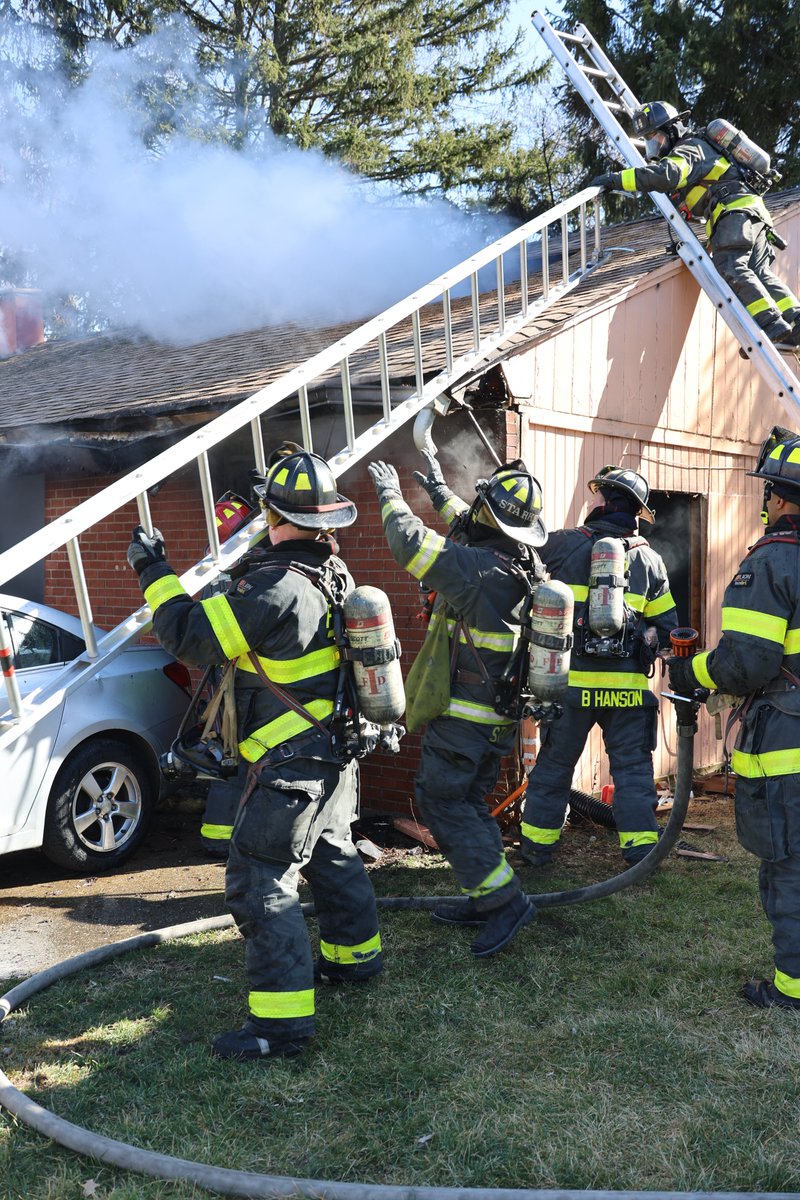 IFD_NEWS's tweet photo. #IFD FF's arrived at 6101 E 40th St to find heavy smoke and fire pushing from the home and made an aggressive attack. Assisted by a crew from #CLFD FF's brought the blaze under control in 15 mins. 1 IFD FF transported to Methodist w/ slight injury. Cause under investigation. https://t.co/tzLhO1mhP4