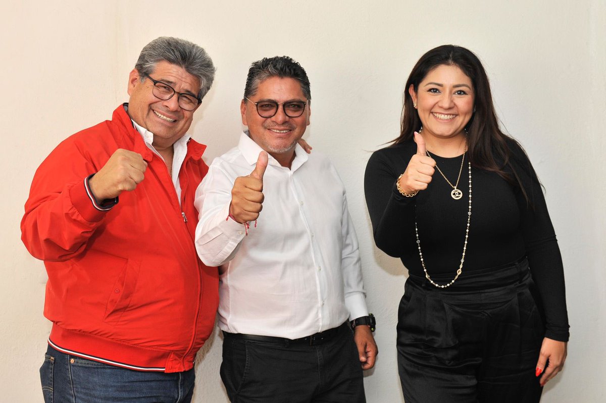 PRIOaxaca_'s tweet photo. Apegado al proceso interno del PRI, nuestro Presidente @Javier_CasiqueZ y la Secretaria General @lizconcha presentaron a Hugo Jairo Hernández Sánchez como nuestro candidato seleccionado para el municipio de Mariscala de Juárez.

#PRIOaxaca2024 https://t.co/hLSuCNiNE0