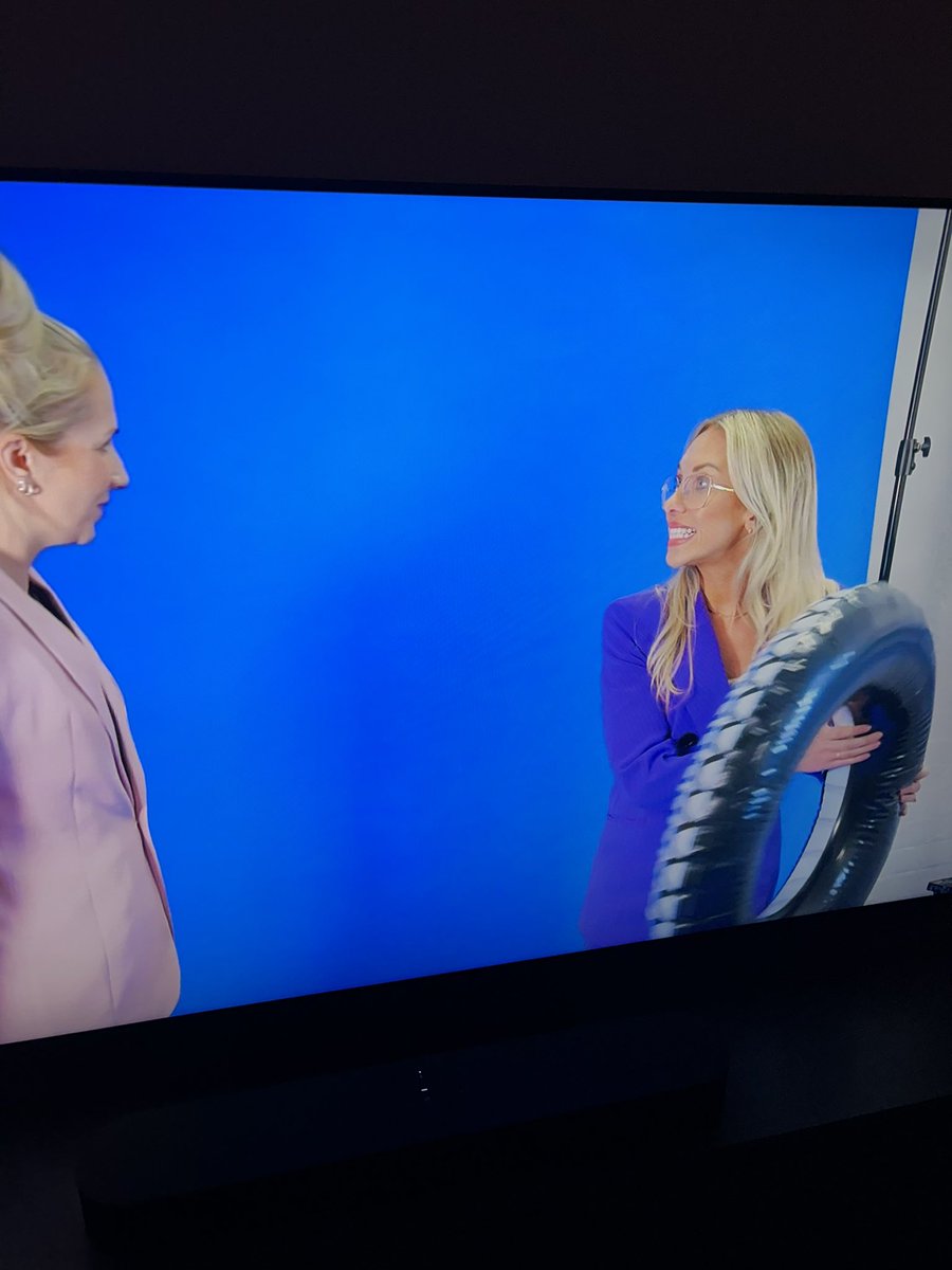 ChrisPage90's tweet image. Every weather presenter watching the #TheApprentice - blue on blue screen….thats brave 😅 could be just a floating head if the chroma key doesn’t work 🫣