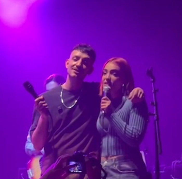 MoonCarolain_'s tweet photo. vic fue quien la apoyó en su primera nominación sabiendo perfectamente lo que violeta quería transmitir y ahora es vic el que la invita a su concierto dándole a violeta su primera presentación en un concierto como invitada... gracias por apoyarla tanto vic 😭❤️‍🩹 #KiVi29F https://t.co/HkQwk2bTz3