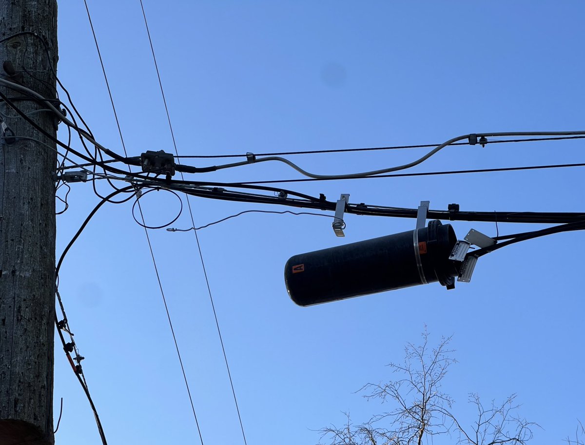 eborisch's tweet photo. @metronetfiber I called you four weeks ago to ask you to address this — and your agent said someone would be out. It’s directly over a sidewalk one block from an elementary school. (You can see 1 of 2 straps failed already.) Any chance of getting a crew out sooner than later? https://t.co/QtjfgCYnJU