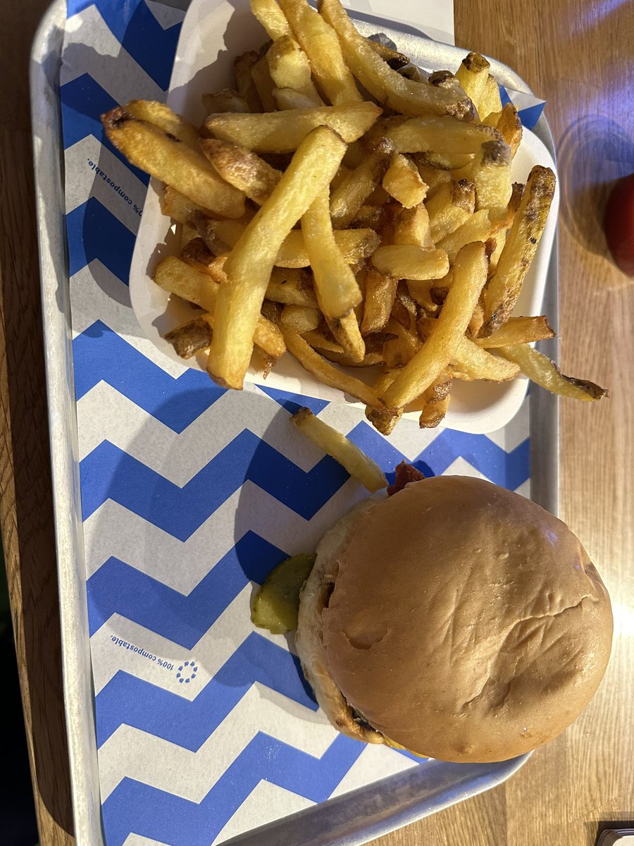 davidhenkes's tweet image. In #Dublin for meetings, and visited 1 of the earliest examples of #fastcasual #restaurants that I remember seeing in #Ireland. Bujo is a burger joint that hits all success criteria, &amp;amp; while it’s evolved a bit since my last visit, it’s great to see they are still bringing crowds