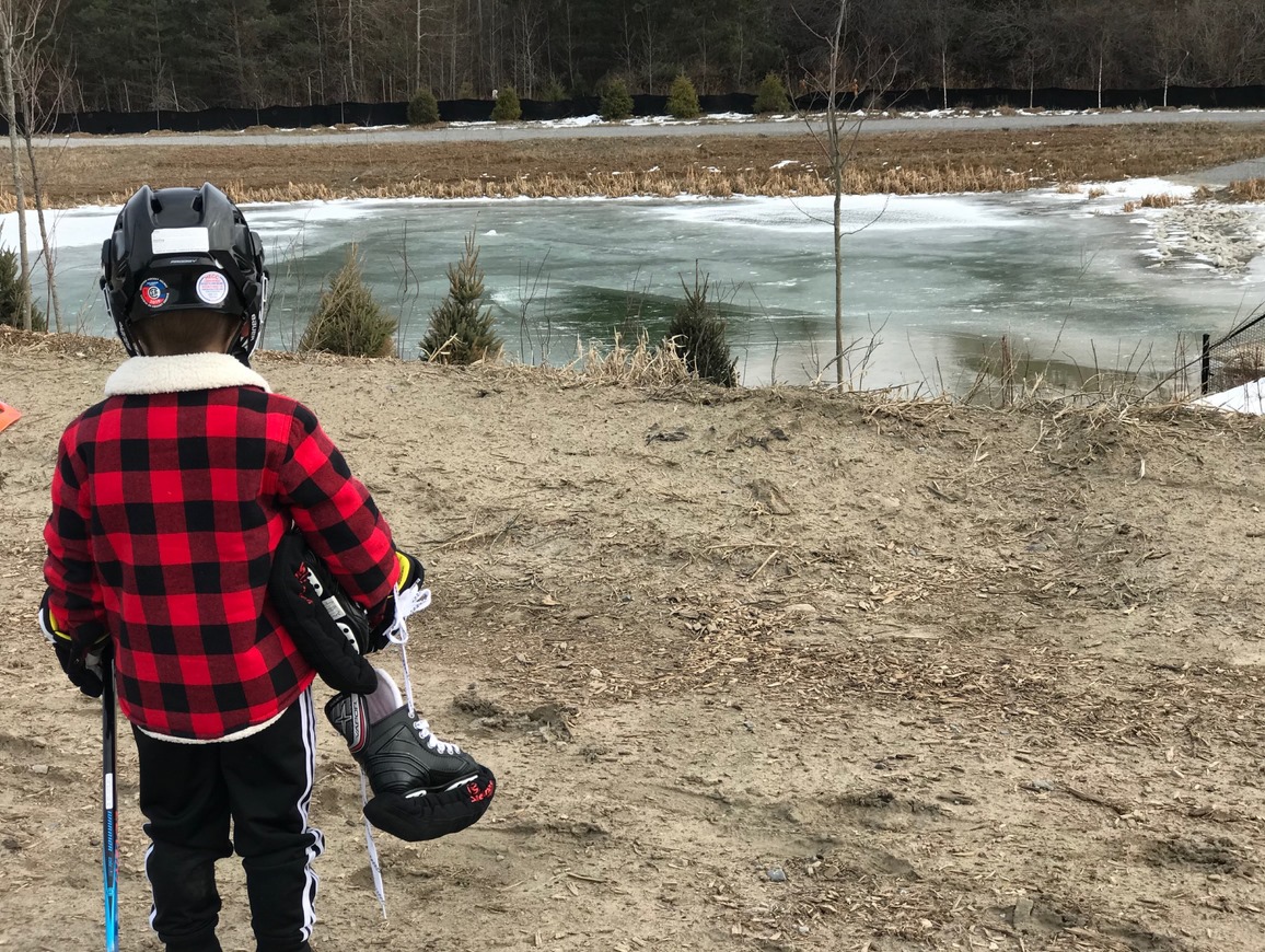 🛑 Friendly reminder to stay off of stormwater ponds. 🛑

With the fluctuating temperatures we've been having, outdoor ponds are unsafe.

DYK? Stormwater ponds never fully freeze. The constant flow of water underneath keeps the ice thinner than it looks.

@WhitbyFire