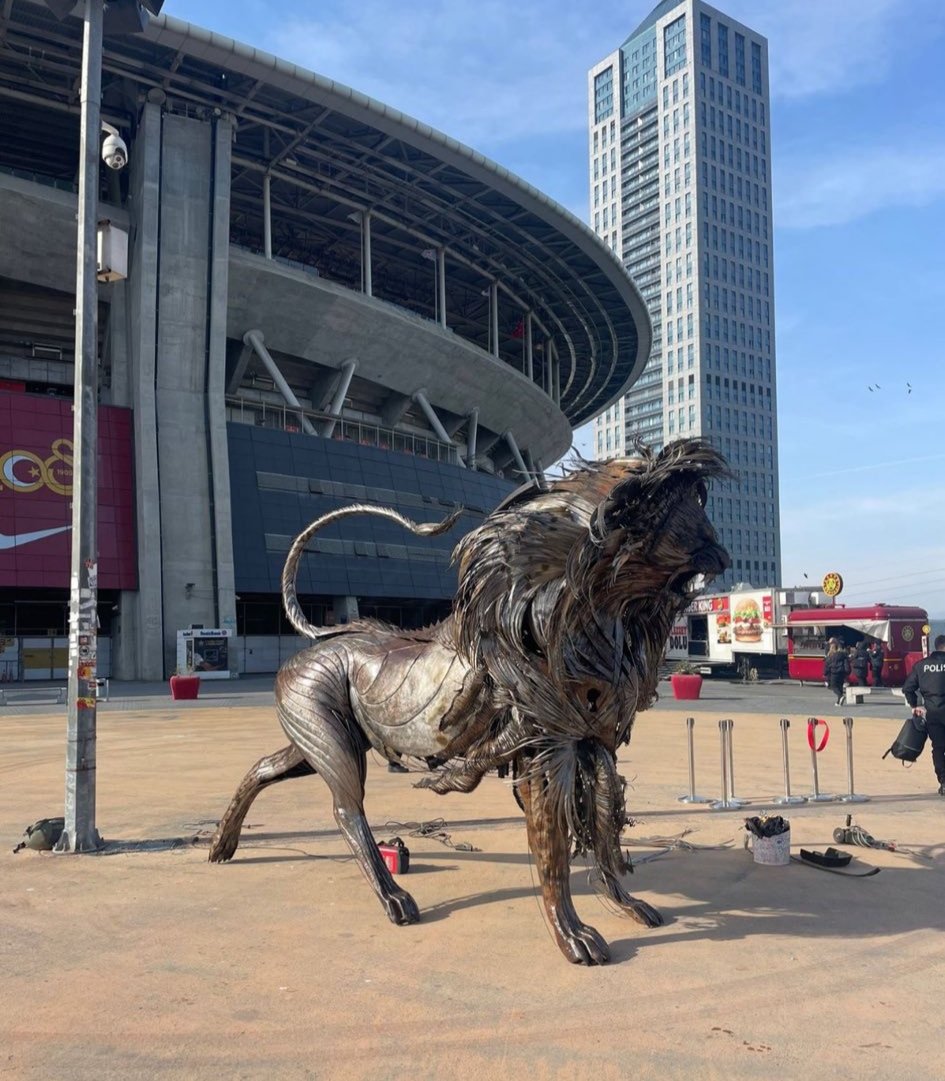 Kimi var gururla stadına ATATÜRK'ün heykelini diker;kimi de yoluk bir aslan heykeli.
İyi ki <a href="/Fenerbahce/">Fenerbahçe SK</a> liyiz 💛💙
