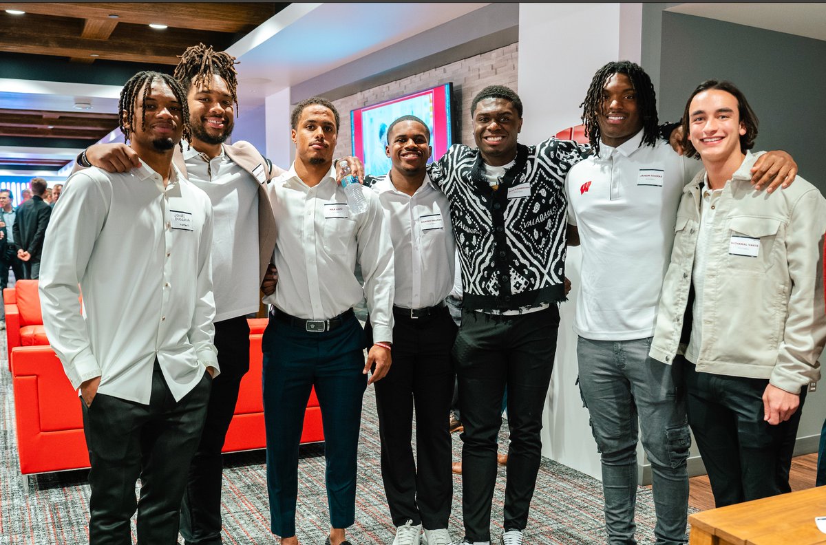 A room full of local business leaders, eager to meet the next generation of self-starters. Student-athletes expanded their network this month, connecting with professionals across multiple fields.

In other words: 𝘽𝘼𝘿𝙂𝙀𝙍𝙎 𝙈𝙀𝘼𝙉 𝘽𝙐𝙎𝙄𝙉𝙀𝙎𝙎.