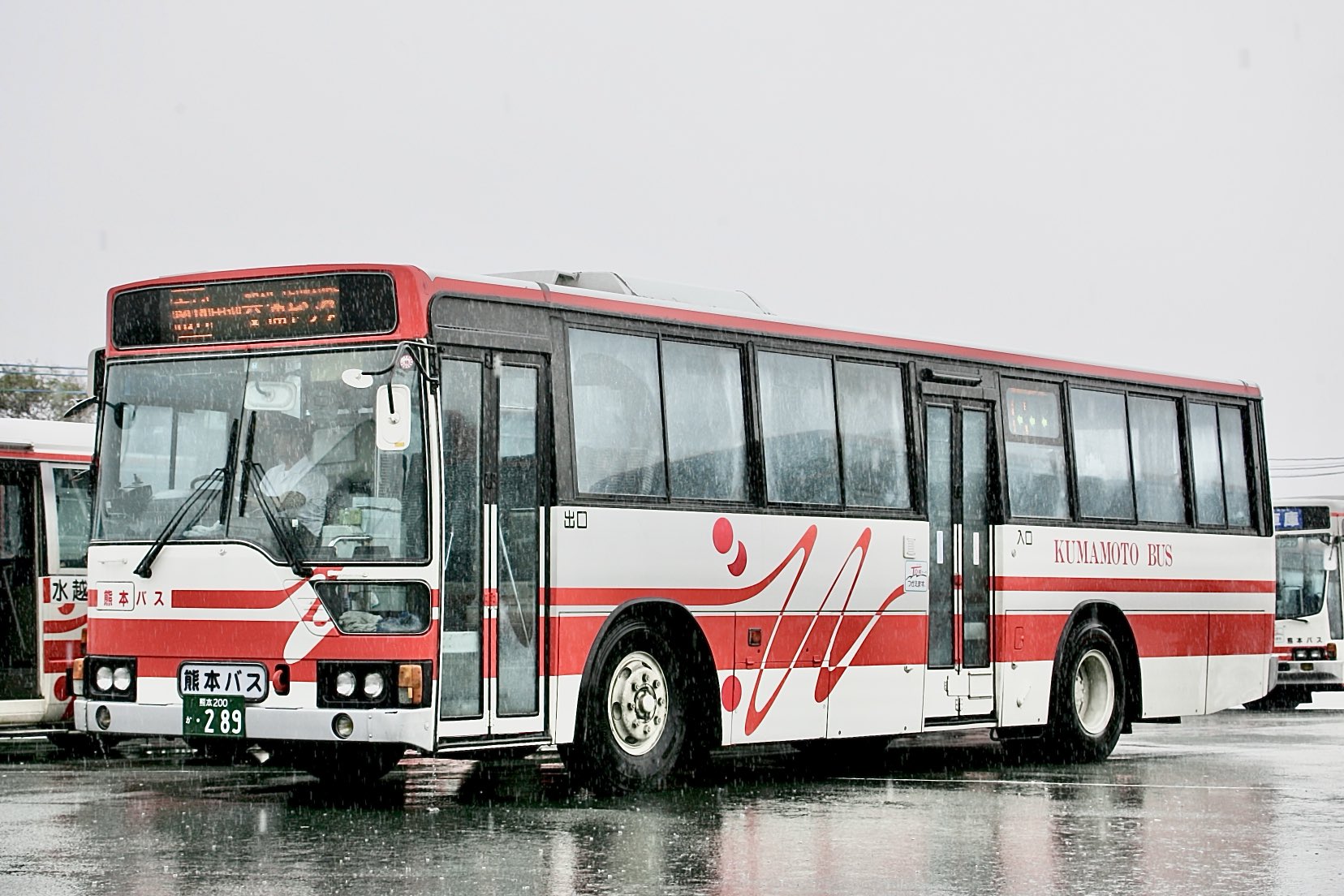 イヌイットと白熊　キャンバスF8号　BAEZ3 先日より貸切バス新車走行しています！ 白色の車体に八咫烏