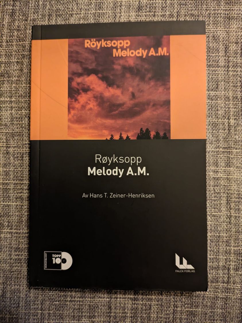 terjehaakstad's tweet photo. #MelodyAM, @royksopp sitt debutalbum, solgte mer enn en million eksemplarer. Denne boka tar for seg låtene og lydlandskapet, forklarer hvordan instrumentale låter kan bevege oss og skape bilder i hodene våre, og viser Röyksopps inspirasjon av glemt musikk ved bruk av samples. https://t.co/JyLer4r7Af