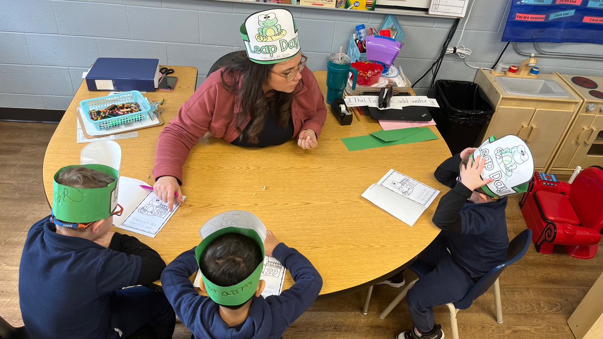 Happy Leap Day! Sometimes small group instructions in Mrs. Silva’s class looks like mini books and crowns! Today is that day! @DeanDiFrancesco @crisanten1 #LeapDay