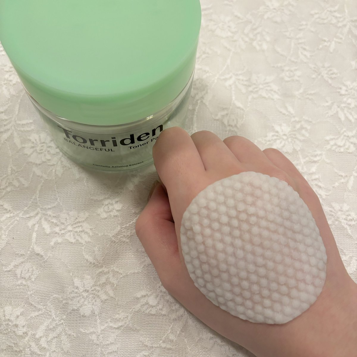 mmmmiko11's tweet photo. トリデン(@torriden_jp )のバランスフルシカセラムとトナーパッド🤍
鎮静効果があるシカ成分が5つも配合されていて、毎日のお肌ケアにぴったり。
セラムは塗った時にすっと馴染む使い心地が良い🌿
トナーパッドは朝のメイク前に使って優しく角質ケアしてる！
 #PR  #トリデン https://t.co/ivu8SeB3yU