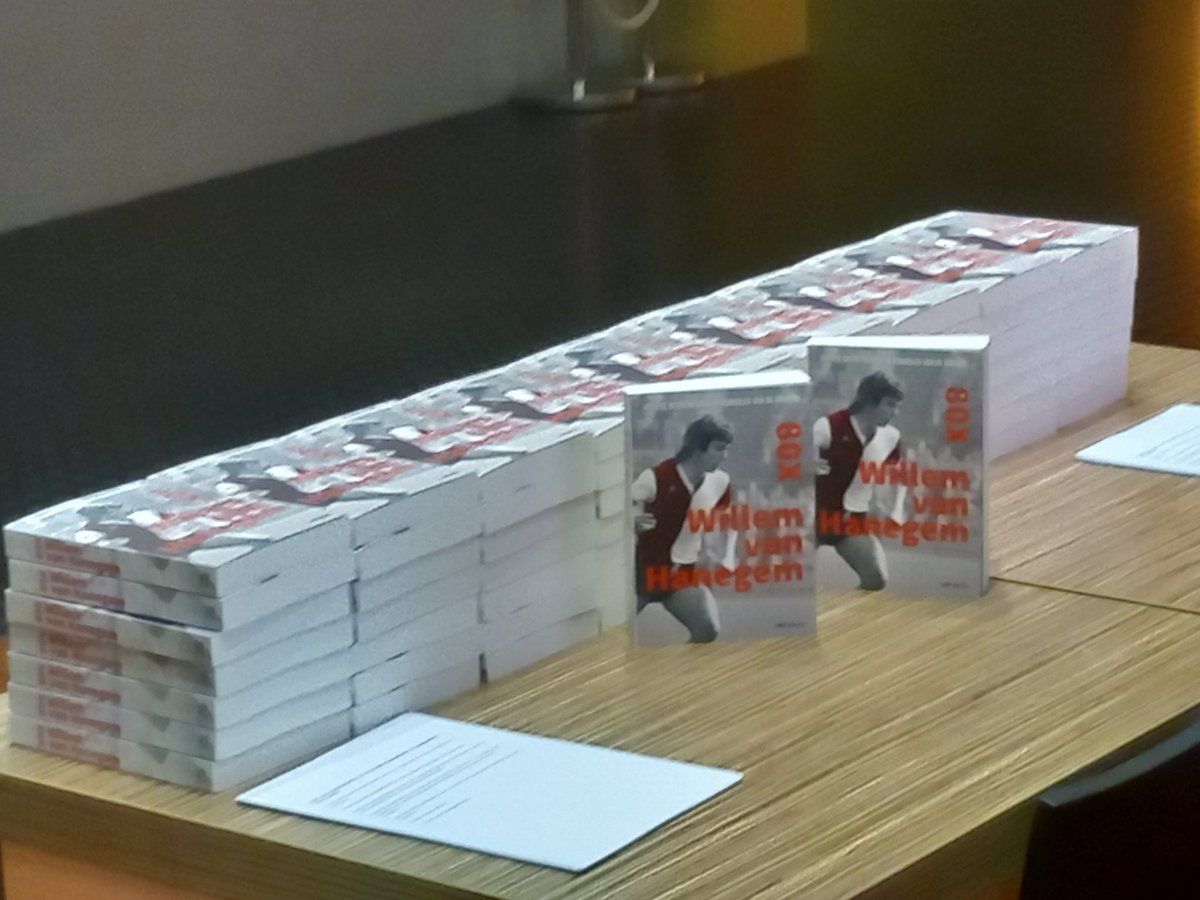 Genieten in een mudvolle Harmonie te Leeuwarden. Perfect samenspel <a href="/EddyvanderLey/">Van der Ley Media</a> en Willem van Hanegem. De Kromme scoort doorlopend op aangeven van Eddy. Nu met 65x '80x Willem van Hanegem' in afwachting van de Van Hanegem-fans. <a href="/hanegem10van/">Alies</a> <a href="/twigthans/">Hans Twigt</a> <a href="/10Wvh/">⚽WvH⚽81 ⚽10⚽</a> <a href="/ruuddoevendans/">Ruud Doevendans</a>