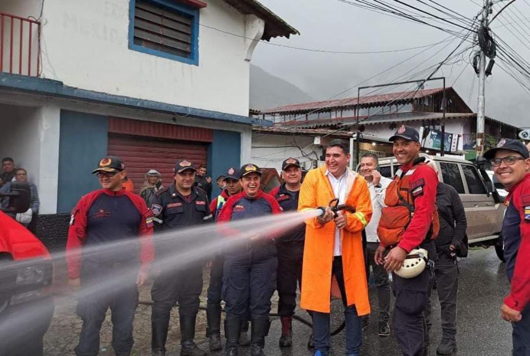 Sofi_256lp's tweet photo. #29Feb || Bomberos merideños agradecen al gobernador @JEHYSONGUZMAN por su gestión, que permitió dar una atención eficaz a las emergencias durante el 2023.

#VenezuelaAntiimperialista https://t.co/PAPXdEKmPB