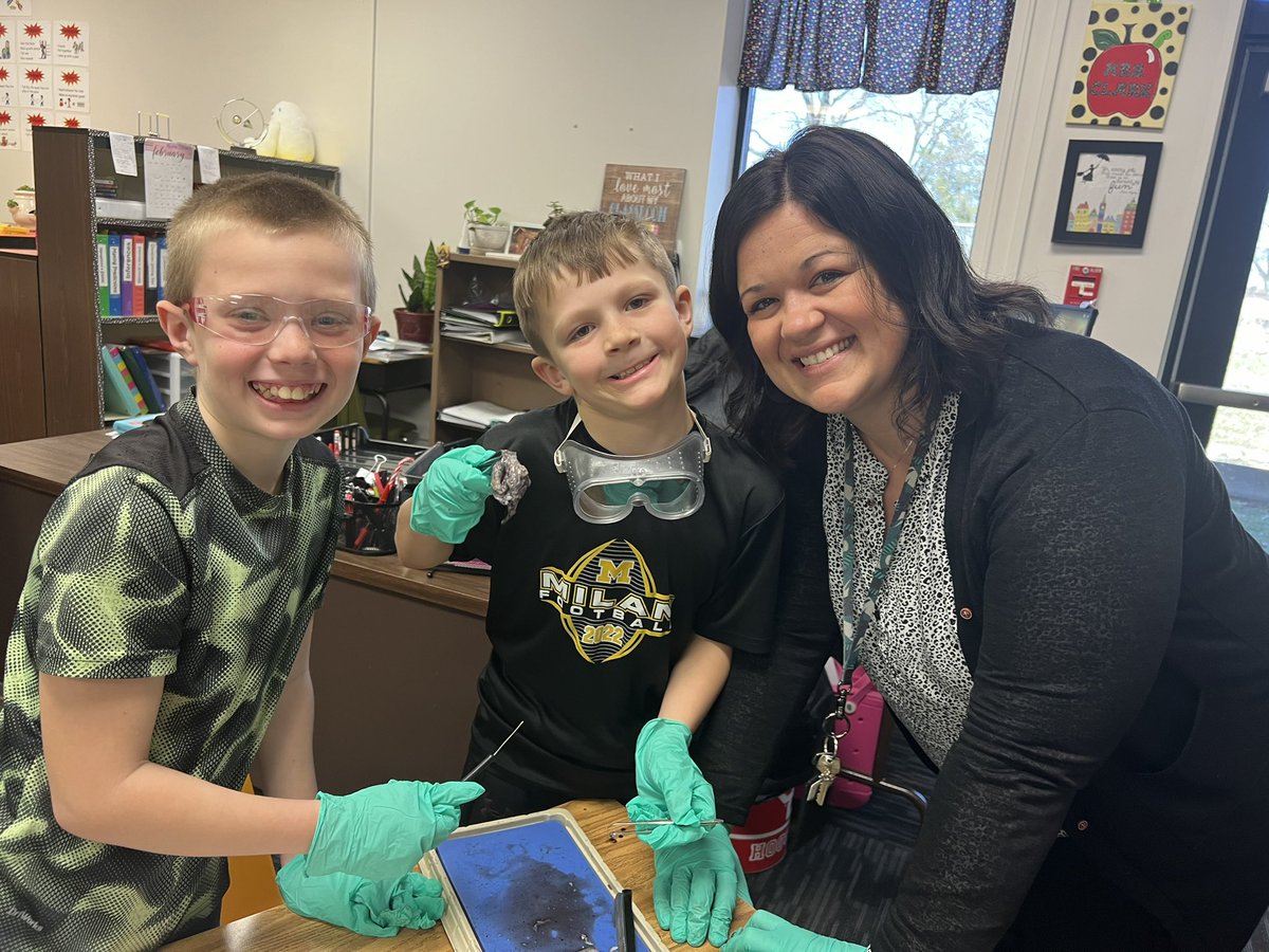 Teach kids the parts of the eyeball and then let them dissect cow eyeballs 👁️ #3rdgraderocks #weRmilan @MilanSchoolCorp