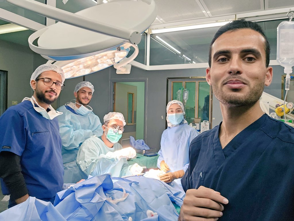 HAM_DAQQA's tweet photo. تشرفتُ بالعمل مع الطبيب الحبيب  جراح التجميل 
أيمن السالمي @salmi_aiman 
القادم من سلطنة عمان العزيزة ليقدم الخدمة الطبية لأهلنا في غزة
 هذا الطبيب الجميل بصحبة فريقنا يجري يومياً عشرة عمليات جراحية متنوعة
 "رَبَّنَا أَفْرِغْ عَلَيْنَا صَبْرًا " https://t.co/oB3grUwuts
