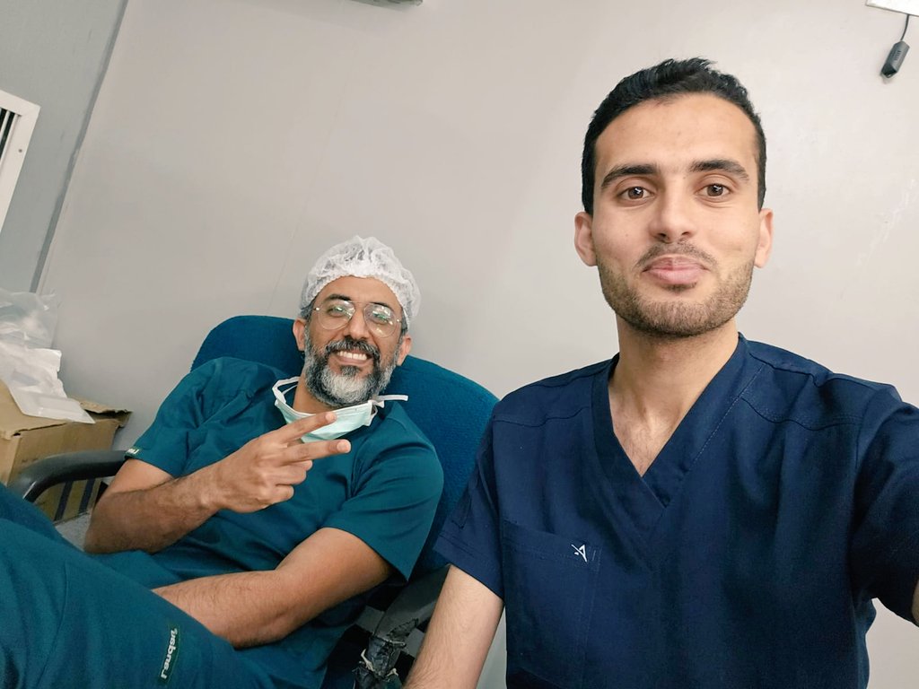 HAM_DAQQA's tweet photo. تشرفتُ بالعمل مع الطبيب الحبيب  جراح التجميل 
أيمن السالمي @salmi_aiman 
القادم من سلطنة عمان العزيزة ليقدم الخدمة الطبية لأهلنا في غزة
 هذا الطبيب الجميل بصحبة فريقنا يجري يومياً عشرة عمليات جراحية متنوعة
 "رَبَّنَا أَفْرِغْ عَلَيْنَا صَبْرًا " https://t.co/oB3grUwuts