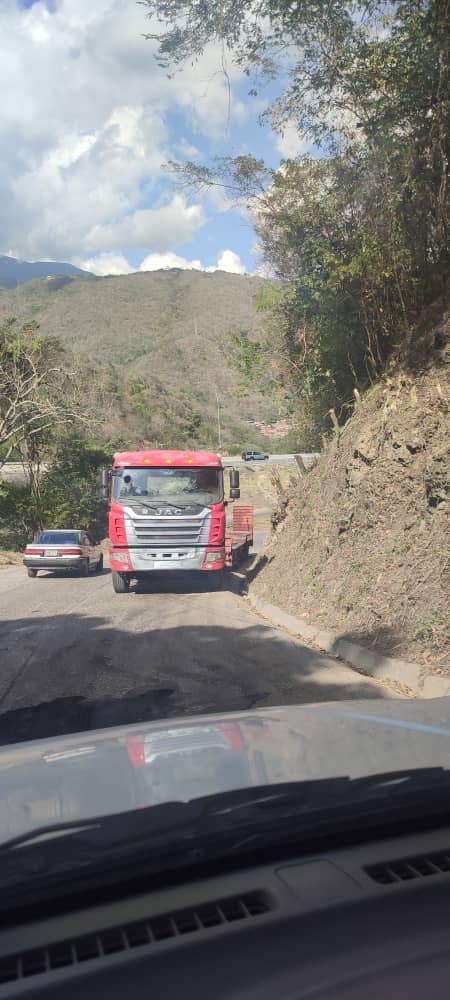 ParqueCaiza's tweet photo. #29Feb | Gandola Accidentada subiendo Caíza IMPRUDENCIA se apodera de Caíza. Llamado a las autoridades @PolisucreOficia @PCivilMunSucre @PCivil_Ve VECINOS precaución subiendo Caíza, un solo canal. @ChuoTorrealba @ReporteYa @ElPitazoTV Evitemos accidentes! SOS 5:30PM https://t.co/l6ojz7XT1i