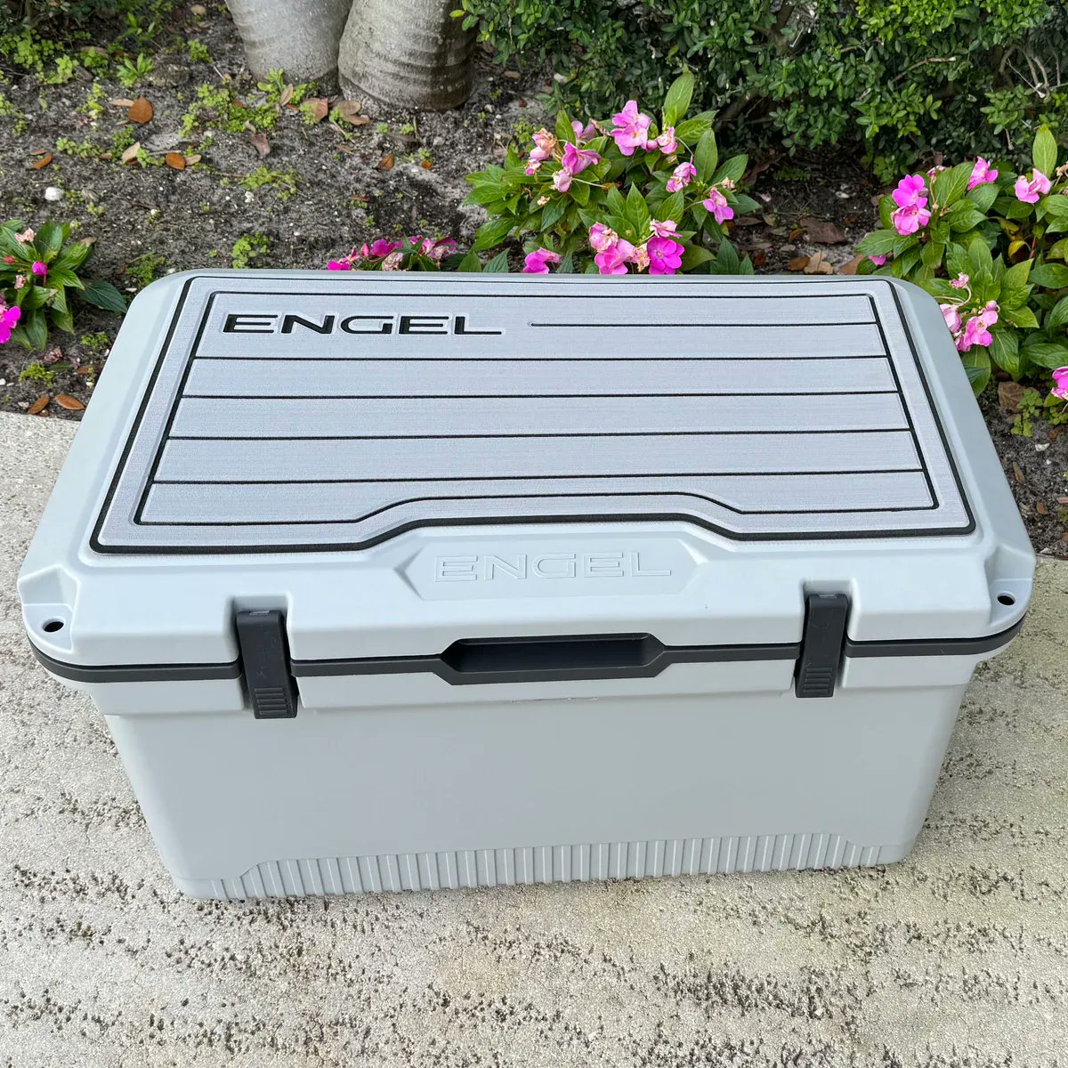 EngelCoolers's tweet image. To make our NEW Ultralite UL60 even more awesome, add one of our new SeaDek® Tan Teak Pattern Non-Slip Marine Cooler Topper, custom-made to fit: bit.ly/3wBGR0o
.
#engelcoolers #ultralite #injectionmolded #coolertopper @SeaDek