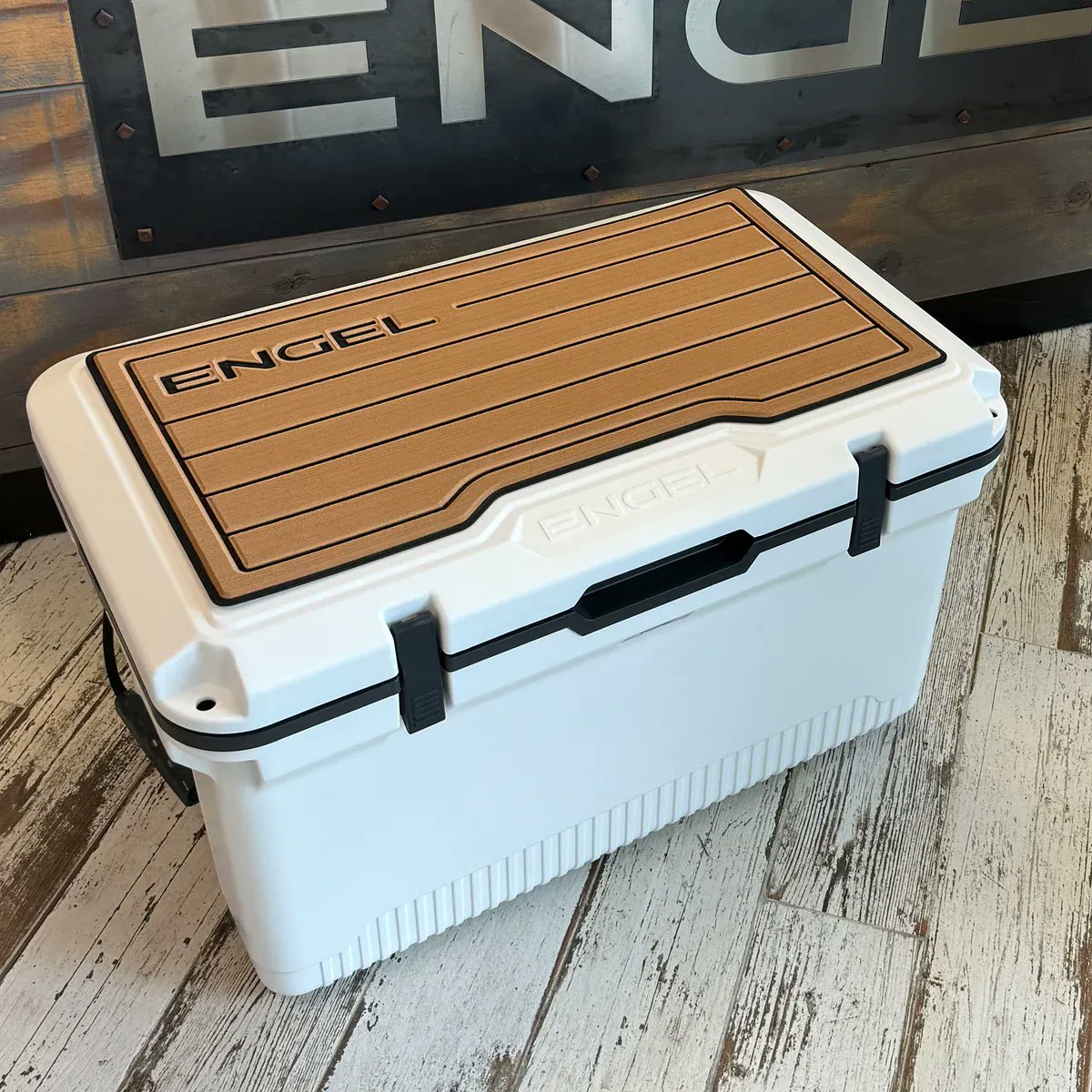 EngelCoolers's tweet image. To make our NEW Ultralite UL60 even more awesome, add one of our new SeaDek® Tan Teak Pattern Non-Slip Marine Cooler Topper, custom-made to fit: bit.ly/3wBGR0o
.
#engelcoolers #ultralite #injectionmolded #coolertopper @SeaDek