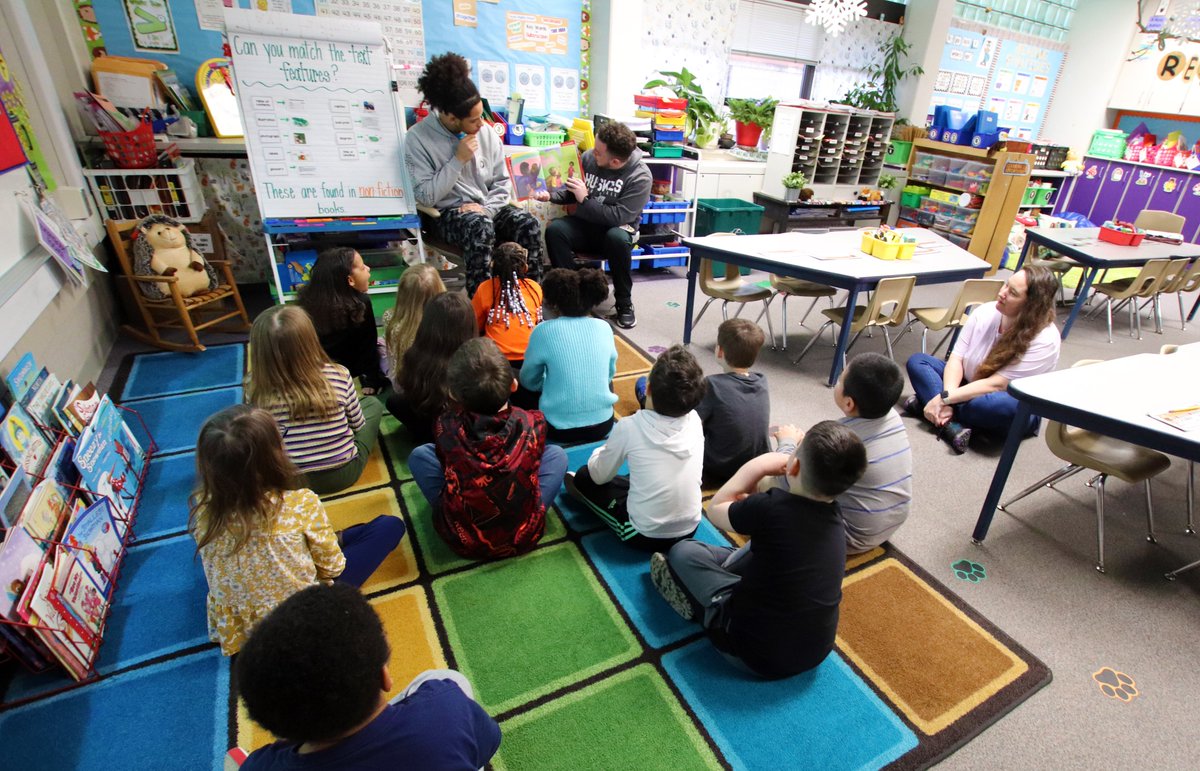 BloomsburgU's tweet image. Read with the Huskies at Bloomsburg Memorial Elementary School 📖🐾 #HuskyUnleashed #BloomOnward #BlackHistoryMonth #community #literacy #children #book 

📸➡️ flic.kr/s/aHBqjBfXN8