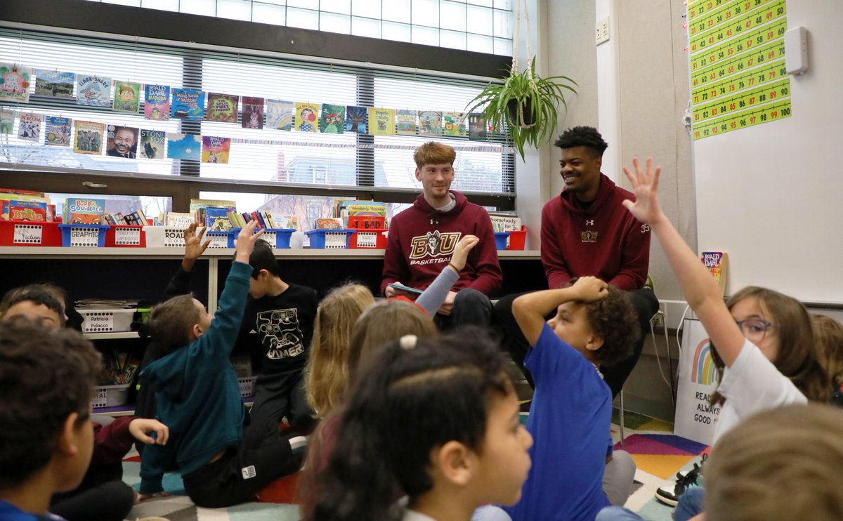 BloomsburgU's tweet image. Read with the Huskies at Bloomsburg Memorial Elementary School 📖🐾 #HuskyUnleashed #BloomOnward #BlackHistoryMonth #community #literacy #children #book 

📸➡️ flic.kr/s/aHBqjBfXN8
