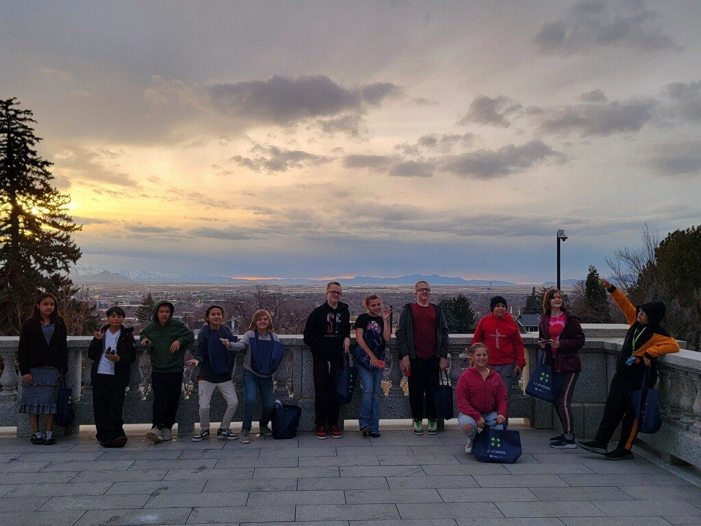 YouthServiceSLC's tweet photo. Youth from Kearns Jr High Afterschool attended the Day on the Hill to learn about state government and support the importance of having a safe and structured place each day! https://t.co/ccNXcwxbc0