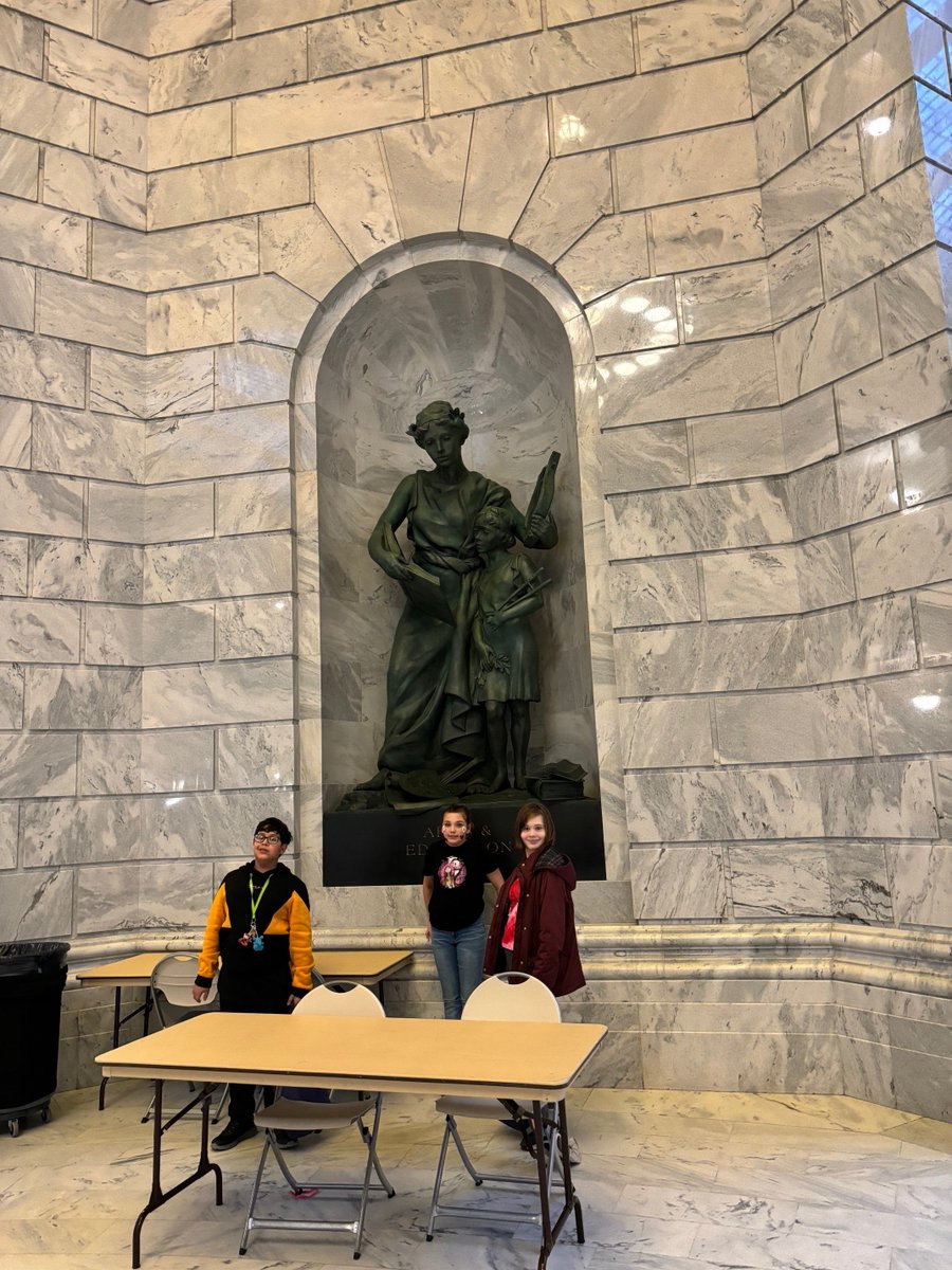 YouthServiceSLC's tweet photo. Youth from Kearns Jr High Afterschool attended the Day on the Hill to learn about state government and support the importance of having a safe and structured place each day! https://t.co/ccNXcwxbc0