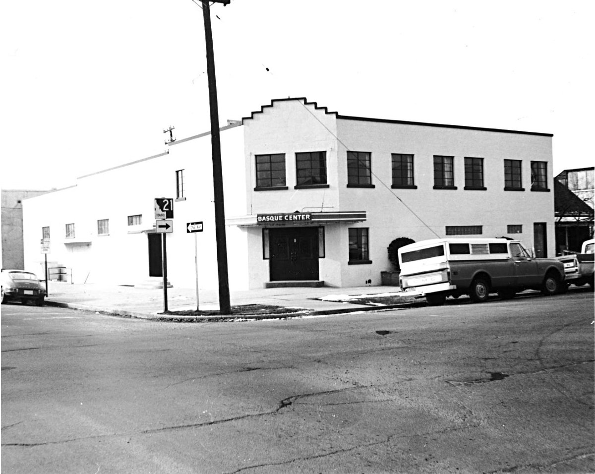 OldBoise's tweet photo. #ThrowbackThursday of then, 1970, and now of The Basque Center at 6th & Grove. Courtesy of Bob Hartman, History Of Boise, Idaho - 1863 To Present.
#OldBoise #idaho #downtownboise #idahome #boiseidaho #basquefood #boisebasque #boise #treasurevalley #basque #basquecenter https://t.co/FAdUFPFIuU