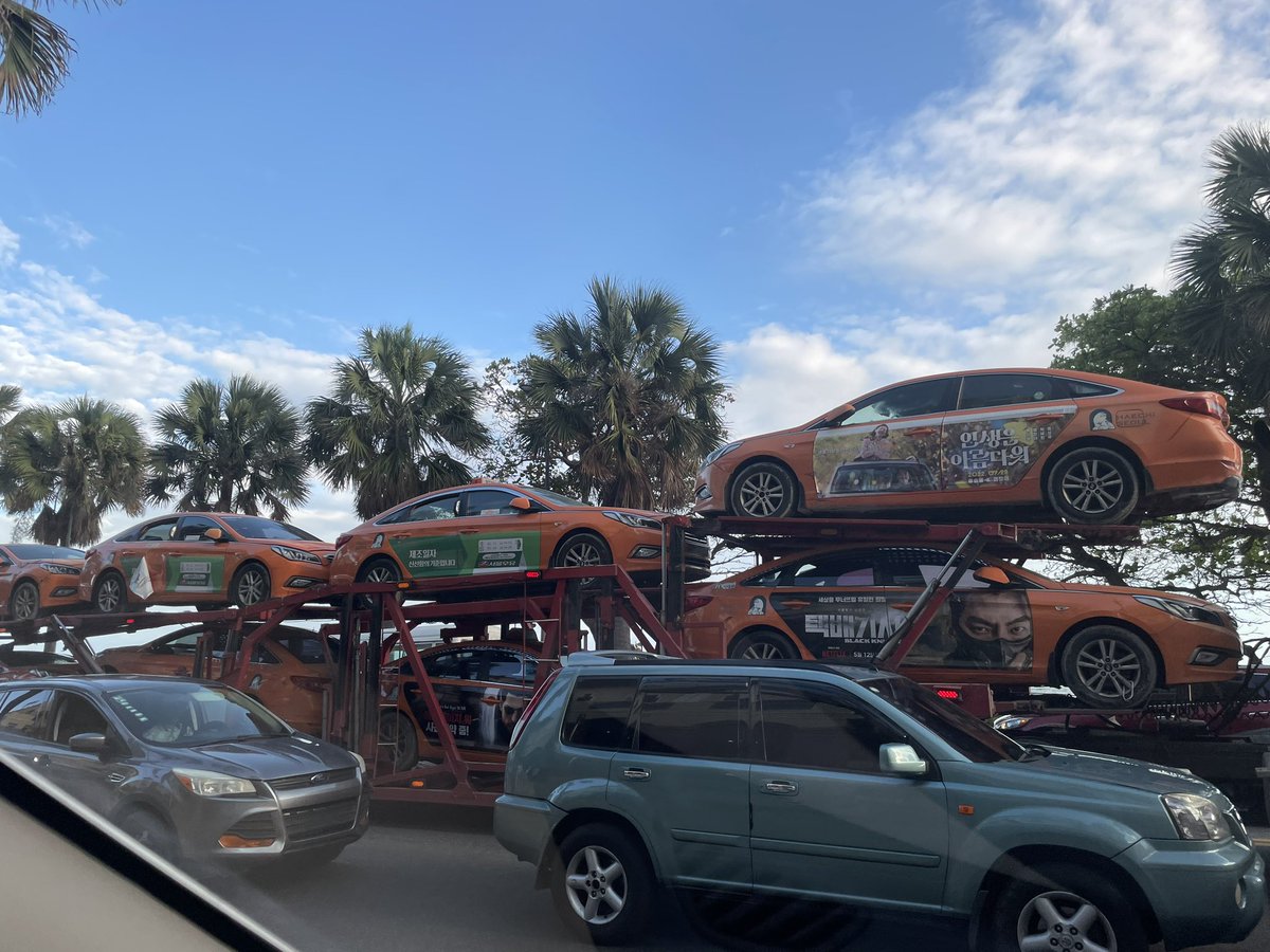 liselman's tweet photo. Mientras nos ahogamos en tapones y contaminación ambiental, sale de la aduana otra flotilla de basura vehicular. https://t.co/miUDqyxak6