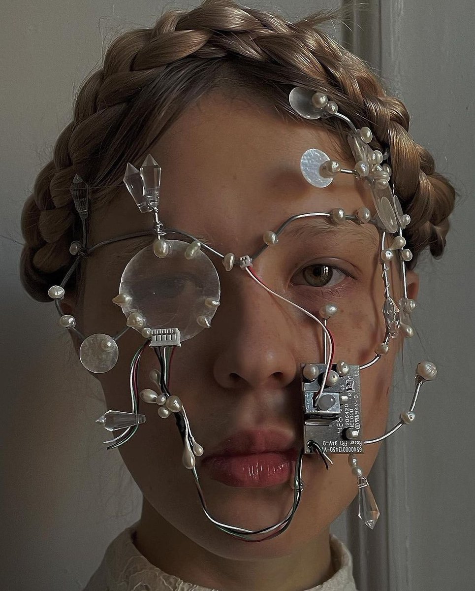 _HDD's tweet photo. "Cyber Svetlana" by Polina Osipova (2021) https://t.co/aILhZlXxJu