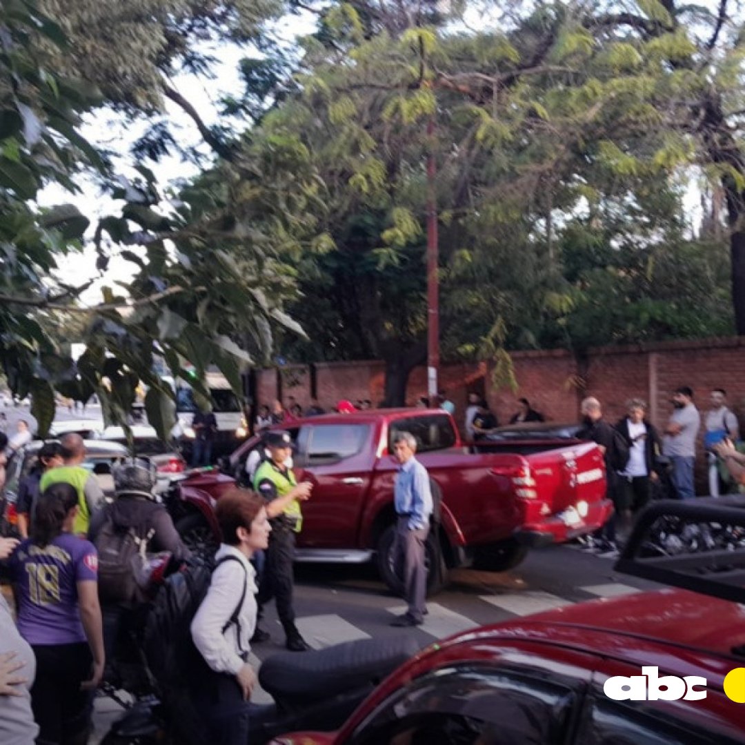 ABCDigital's tweet photo. #TransitoASU | Vía @asu_transito 👇.
Agentes de la PMT están dirigiendo el tránsito en la intersección de la Av. Mcal López y Denis Roa debido a un accidente con varios vehículos involucrados.
⭕ Recibí las noticias en tu WhatsApp: https://t.co/zcjWhsOf0A https://t.co/mqvJMF2VAI