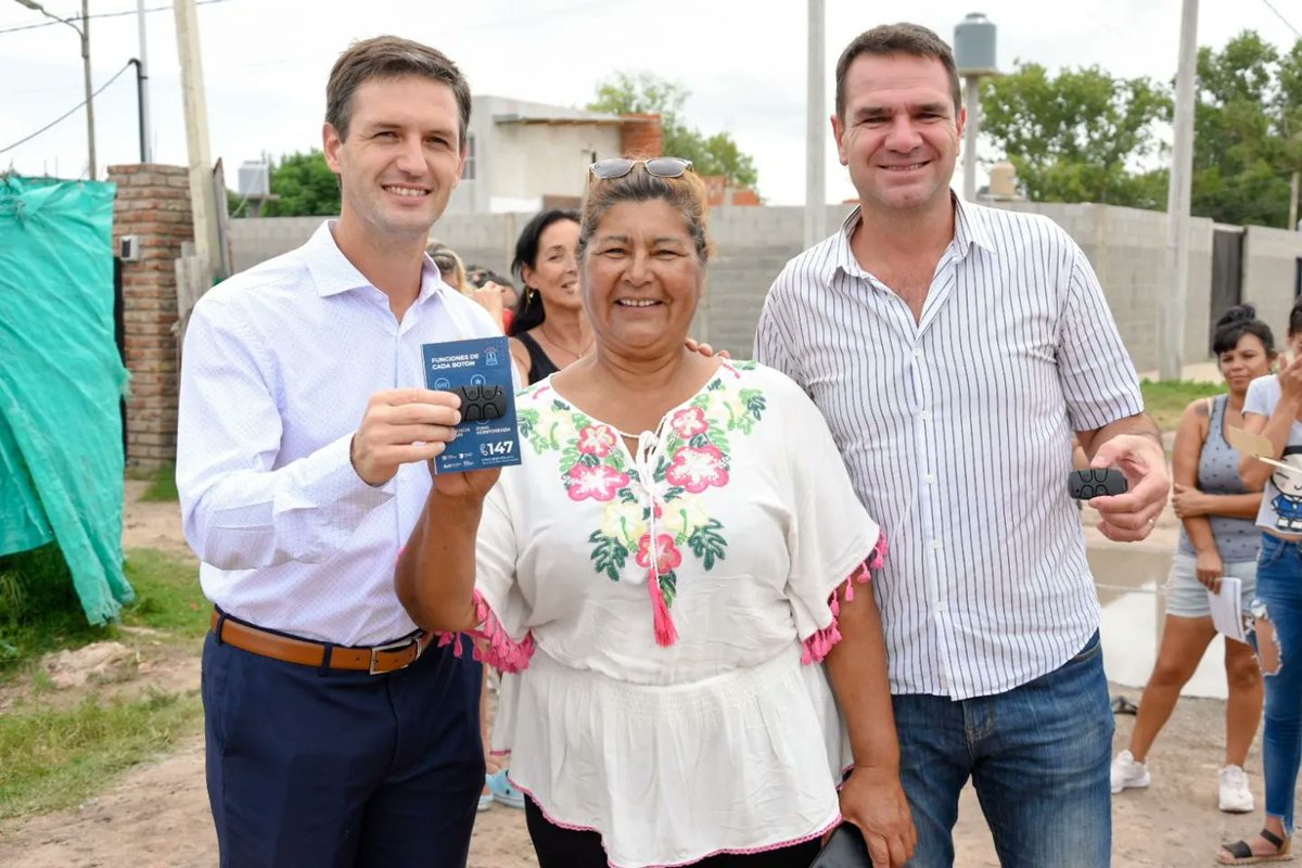 🚨 Continuamos entregando controles de alarmas vecinales a nuestros vecinos y vecinas, reforzando la seguridad en los accesos a la Escuela Primaria N°33 del barrio San José de Alejandro Korn, potenciando la prevención y seguridad de la comunidad.

<a href="/Kicillofok/">Axel Kicillof</a> 
<a href="/RoberVazquezOK/">Roberto Vazquez</a>