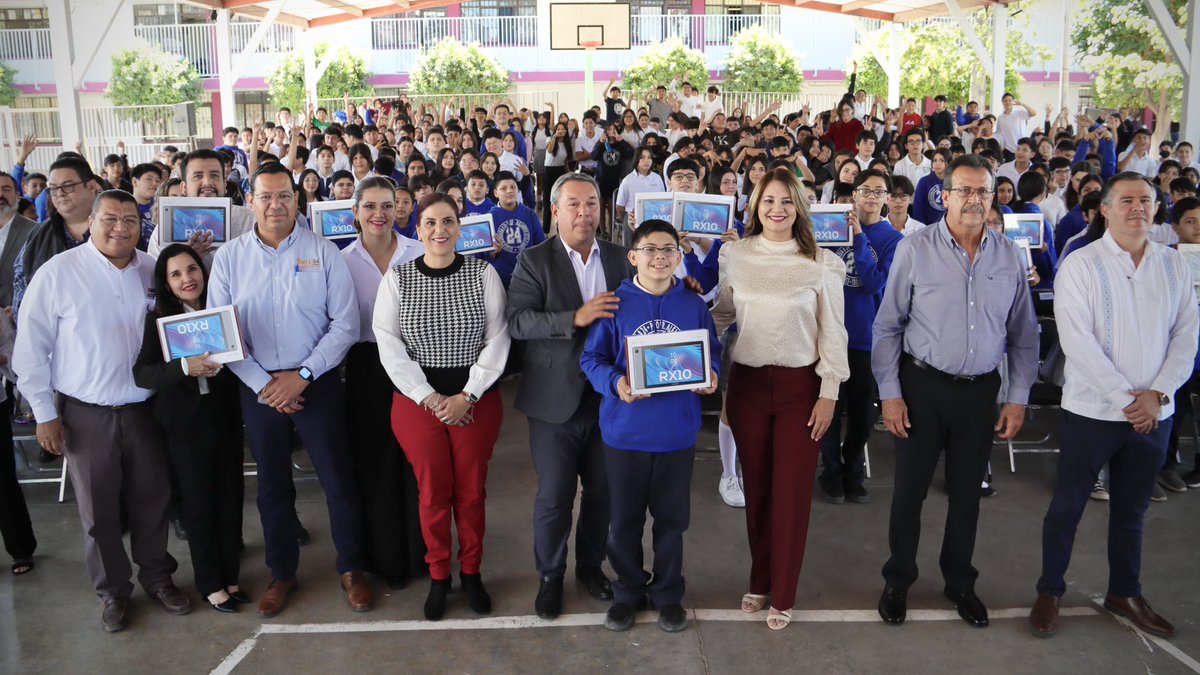 BettyCotaPonce's tweet photo. Con mucho gusto, el día de hoy estuve presente en la entrega de tabletas electrónicas para alumnas y alumnos de secundaria y docentes, además de mobiliario para escuelas de educación básica. https://t.co/eQLKZYixtc
