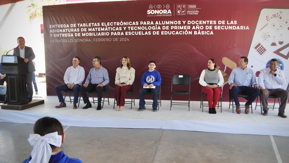BettyCotaPonce's tweet photo. Con mucho gusto, el día de hoy estuve presente en la entrega de tabletas electrónicas para alumnas y alumnos de secundaria y docentes, además de mobiliario para escuelas de educación básica. https://t.co/eQLKZYixtc