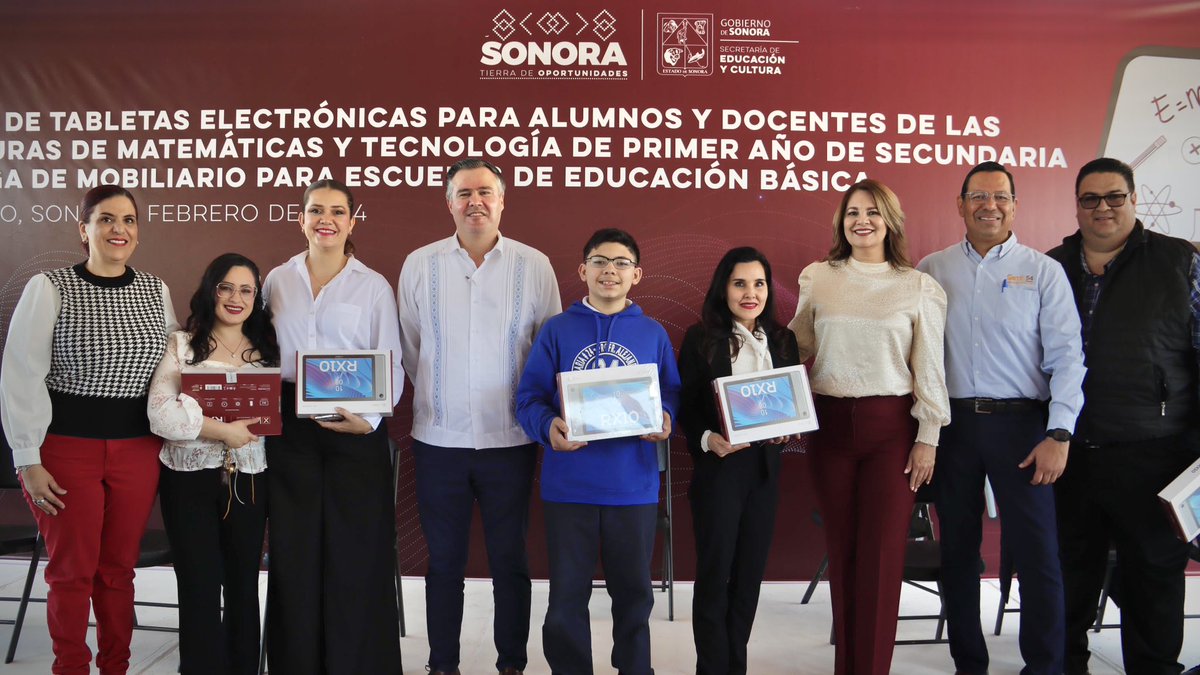 BettyCotaPonce's tweet photo. Con mucho gusto, el día de hoy estuve presente en la entrega de tabletas electrónicas para alumnas y alumnos de secundaria y docentes, además de mobiliario para escuelas de educación básica. https://t.co/eQLKZYixtc