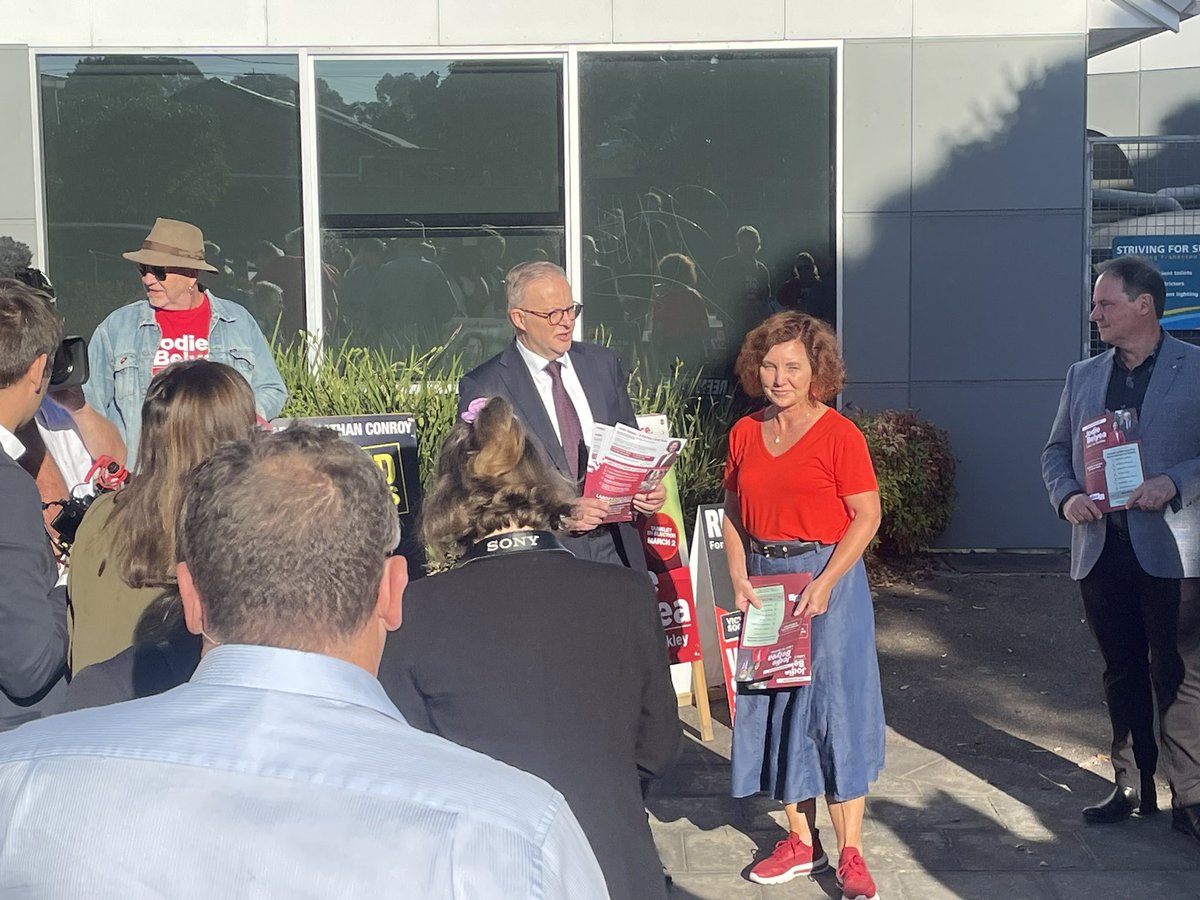 Anthony Albanese campaigning with Labor candidate Jodie Belyea ahead of tomorrow’s crucial Dunkley by-election. @7NewsSydney @7NewsMelbourne