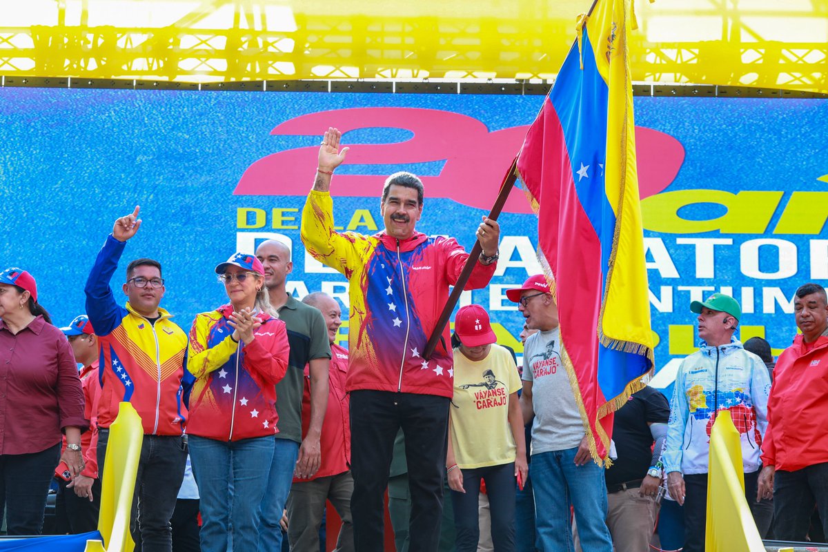 Bajo el hermoso horizonte frondoso del Jardín Botánico de la ciudad de Caracas, 20 años después el pueblo ha desbordado nuevamente estas calles con su pasión antiimperialista y bolivariana, de norte a sur y de este a oeste. ¡Es impresionante! ¡Es un año bueno y de victoria! ¡Son