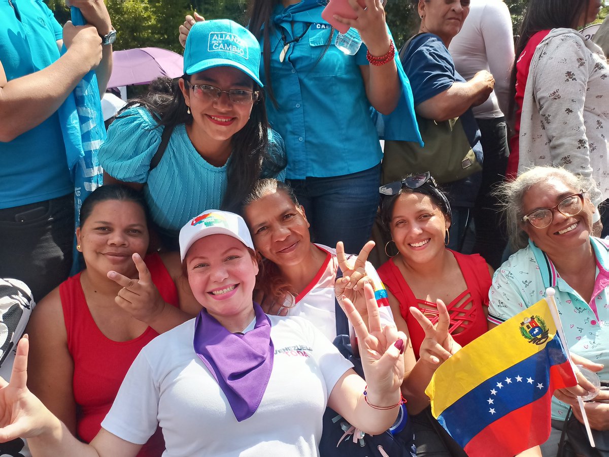 Aquí con esta #FuriaBolivarianaPaLante mujeres rodilla en tierra con la revolución

Puro amor Chavista con <a href="/NicolasMaduro/">Nicolás Maduro</a> 

Venceremos ❤️🇻🇪