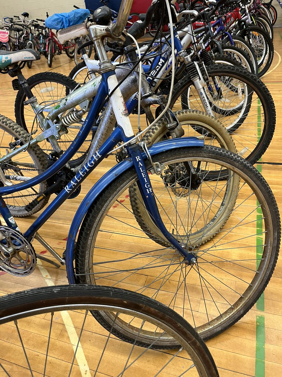 ‘Project Breezy’ Bike Drop w 75+ upcycled bikes given away! 🙏 to deep community partnerships with Ed & crew @GatewayBikeHub and @NCOFlemingdon PC Chiu & PC Perks. #heartwarming ❤️ to see Ss smiles! @tdsb @LN10Alvarez @LC2_TDSB @frajwani @TorontoPolice @TPS55Div @mikkihymus