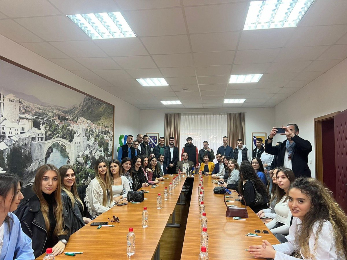 LalicMirza's tweet photo. Hvala prijateljima iz Asocijacije mladih @SDASandzaka na posjeti našoj organizaciji u Mostaru i Hercegovini. S našom braćom i sestrama iz Sandžaka moramo konstantno poboljšavati veze i odnose, razmjenjivati iskustva i mišljenja. Dijelimo istu sudbinu. Pripadamo istom narodu.🇧🇦 https://t.co/dyDQn0oVDK