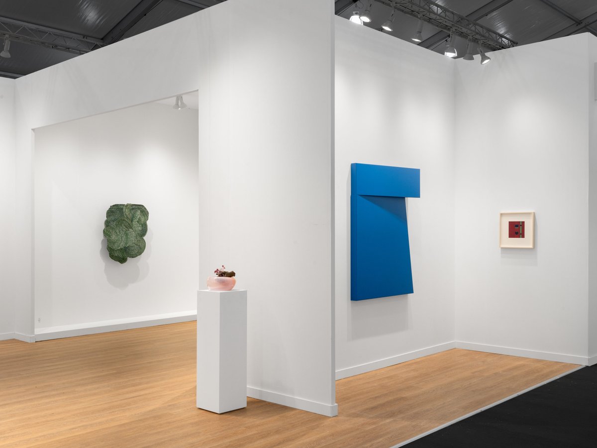 Find us at booth A3 at Frieze Los Angeles through Sunday, where our presentation highlights new and historic work by Olga de Amaral, Kelly Akashi, Sarah Cunningham, Dexter Dalwood, Rodney Graham, Van Hanos, Carmen Herrera, Anish Kapoor and more lissongallery.visitlink.me/ra0ggy