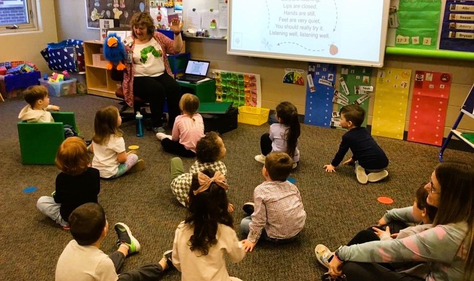 Geneva304's tweet photo. Thank you to the Geneva Public Library for visiting the Geneva Early Learning Program - we love story time! #Preschool #BelieveInGeneva304 #Geneva304 Enroll now for fall preschool https://t.co/OITwaegPXp or call 630-444-8700 with any questions. https://t.co/56PS6Vymnj