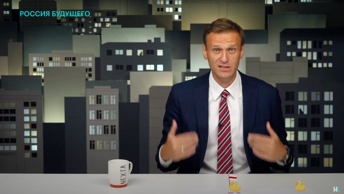 понимаю почему вы постите тот черный задник - он был в эфире много лет,но мне супер обидно за этот, которая сделала моя подруга и однокурсница,он был 3d и с лампочками, и кажется его никто не запомнил,потому что мы сделали редизайн всего за несколько месяцев до отравления Алексея